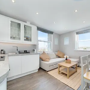 Apartment Cosy Retreat With Views Of And Sea, Brighton